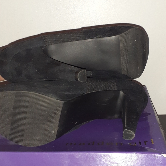 Black shoes. - Picture 5 of 7